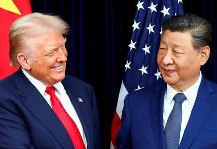 　会談前の写真撮影に臨むトランプ米大統領（左）と中国の習近平国家主席＝３０日（ロイター＝共同）