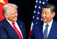 　会談前の写真撮影に臨むトランプ米大統領（左）と中国の習近平国家主席＝３０日（ロイター＝共同）
