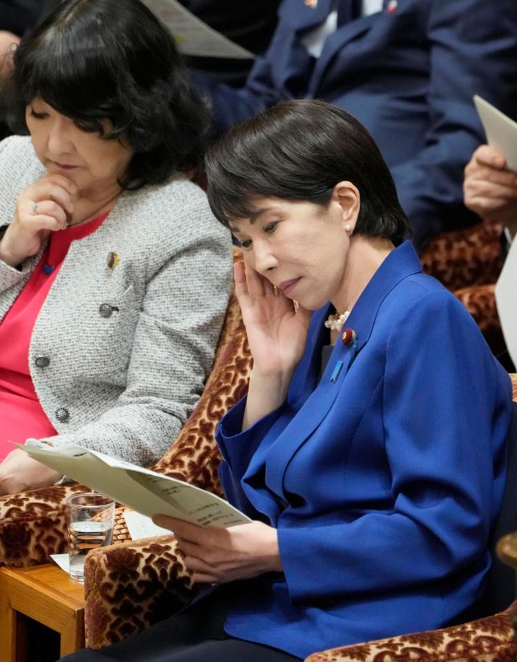 　衆院予算委で質問を聞く高市首相