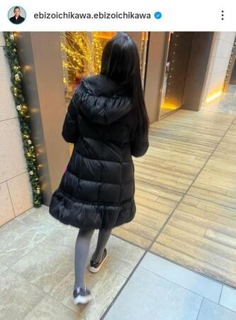 　亡き母・麻央さんのコートを着た長女・麗禾。２４年１２月７日付の市川團十郎のインスタグラム＠ｅｂｉｚｏｉｃｈｉｋａｗａ．ｅｂｉｚｏｉｃｈｉｋａｗａより