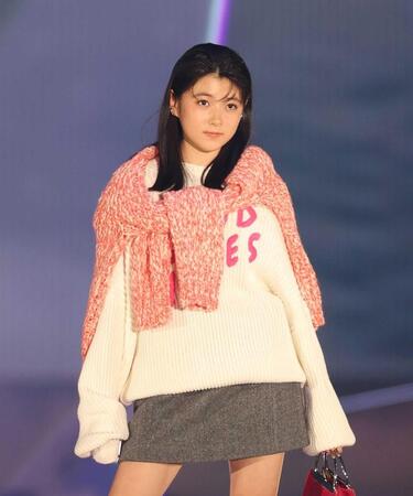 　２５年１０月、ガールズアワードに出演した堀越麗禾