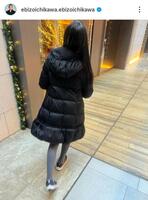 　亡き母・麻央さんのコートを着た長女・麗禾。２４年１２月７日付の市川團十郎のインスタグラム＠ｅｂｉｚｏｉｃｈｉｋａｗａ．ｅｂｉｚｏｉｃｈｉｋａｗａより