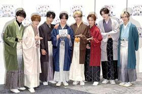　袴姿でＰＲするＯＣＴＰＡＴＨの（左から）四谷真佑、高橋わたる、海帆、太田駿静、栗田航兵、古瀬直輝、西島蓮汰、小堀柊