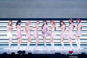 　パフォーマンスを行うＮｉｚｉＵ（撮影：田中聖太郎）