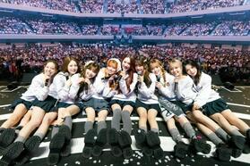 　客席を背に仲良くポーズをとるＮｉｚｉＵ（撮影：田中聖太郎）