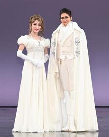 　新人公演を終え、フォトセッションに応じる華純沙那（左）と律希奏