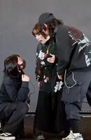 　中国動画投稿アプリで拡散された、上海で大槻マキさん（中央）が歌唱を中断させられた場面（「抖音（ドウイン）」から、共同）