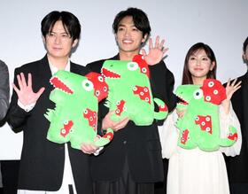 　舞台挨拶に登場した（左から）佐藤アツヒロ、原嘉孝、沢口愛華（撮影・伊藤笙子）