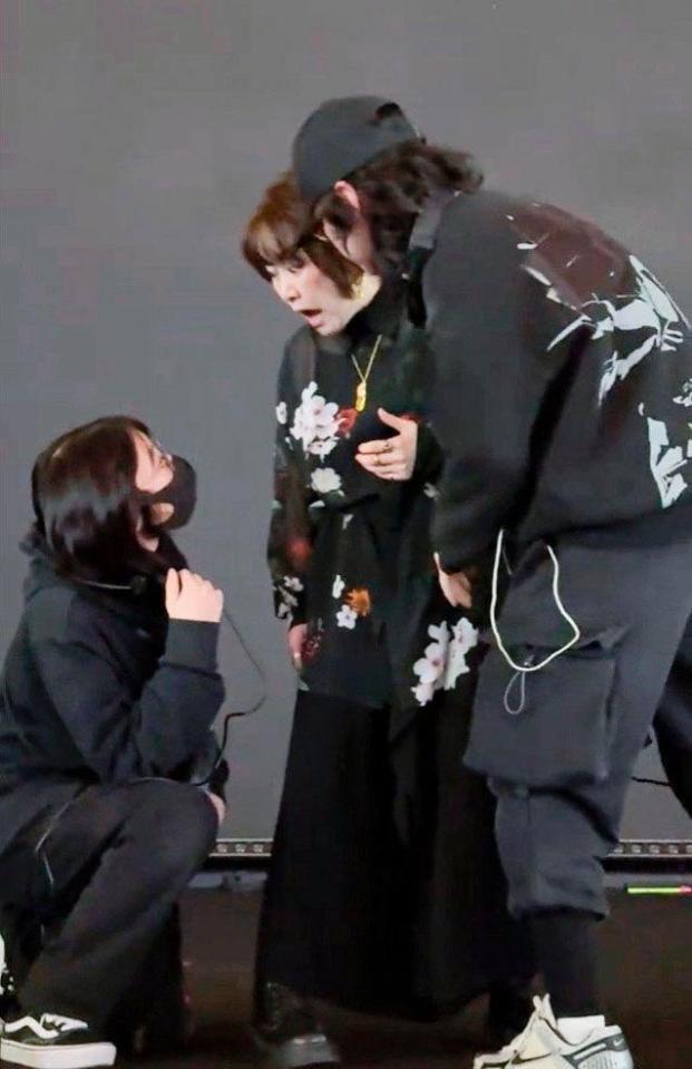 　中国動画投稿アプリで拡散された、上海で大槻マキさん（中央）が歌唱を中断させられた場面（「抖音（ドウイン）」から、共同）