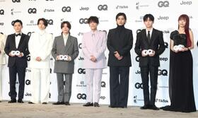 　フォトコールに登場した（左から）吉沢亮、ｔｉｍｅｌｅｓｚの橋本将生、松島聡、原嘉孝、篠塚大輝、高橋文哉、アイナ・ジ・エンド（撮影・石井剣太郎）