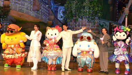 　「Ｓａｎｒｉｏ　Ｐｕｒｏｌａｎｄ　３５ｔｈ　Ａｎｎｉｖｅｒｓａｒｙ」取材会に登場して、キャラクターとともにポーズを取る蒼井翔太（左）ディーン・フジオカ（中央）、ＴＡＫＡＨＩＲＯ