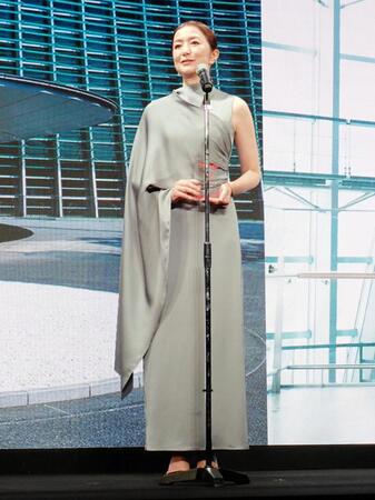 　「時の人」賞を受賞してトークする鈴木京香