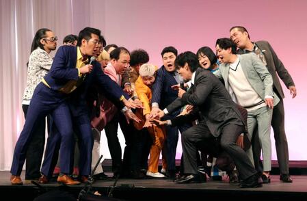 　円陣を組むＭ－１グランプリのファイナリスト（撮影・西岡正）