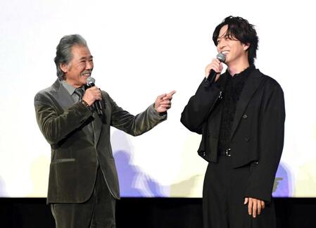 　軽快なトークを披露する西岡德馬（左）と寺西拓人（撮影・佐藤厚）