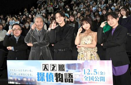 　観客とポーズを決める（左から）諸江亮監督、西岡德馬、寺西拓人、大原優乃、肥後遼太郎（撮影・佐藤厚）