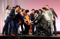 　円陣を組むＭ－１グランプリのファイナリスト（撮影・西岡正）