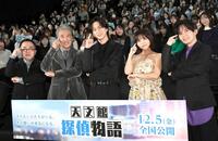 　観客とポーズを決める（左から）諸江亮監督、西岡德馬、寺西拓人、大原優乃、肥後遼太郎（撮影・佐藤厚）