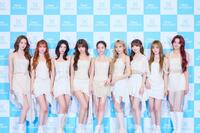 　撮影に応じるＮｉｚｉＵ、（左から）アヤカ、リク、マヤ、リマ、マコ、マユカ、ミイヒ、リオ、ニナ（撮影：田中聖太郎写真事務所）