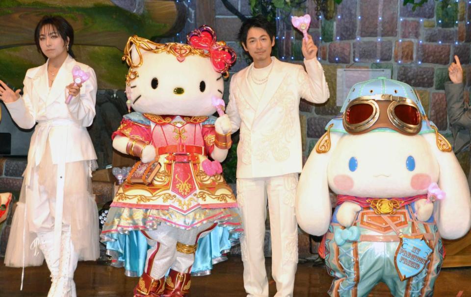 　ハローキティ（左）とポースを決めるディーン・フジオカ