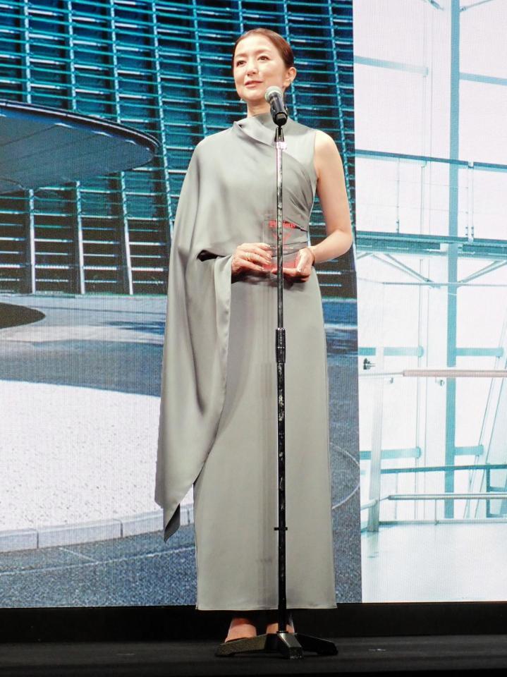 　「時の人」賞を受賞してトークする鈴木京香