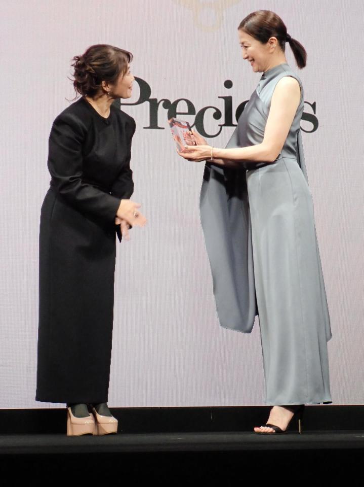 　「時の人」賞のトロフィーを贈られて笑顔の鈴木京香（右）