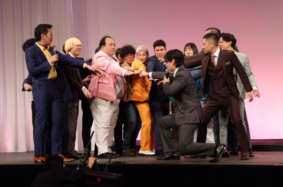 　円陣を組むＭ－１グランプリのファイナリスト（撮影・西岡正）