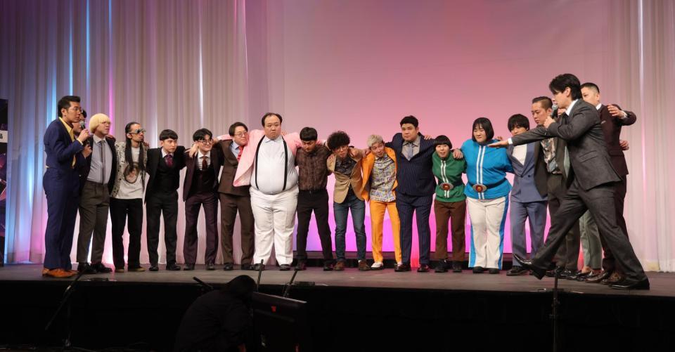 　円陣を組むＭ－１グランプリのファイナリスト（撮影・西岡正）