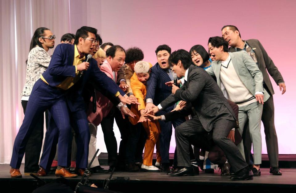 　円陣を組むＭ－１グランプリのファイナリスト（撮影・西岡正）