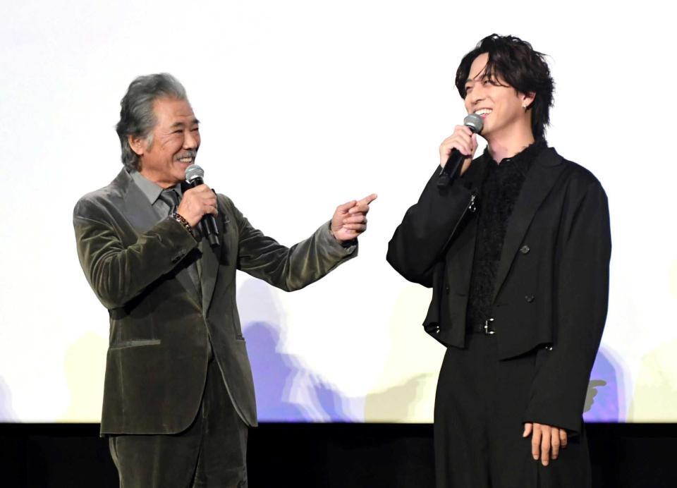 　軽快なトークを披露する西岡德馬（左）と寺西拓人（撮影・佐藤厚）