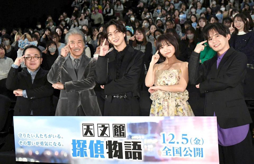 　観客とポーズを決める（左から）諸江亮監督、西岡德馬、寺西拓人、大原優乃、肥後遼太郎（撮影・佐藤厚）