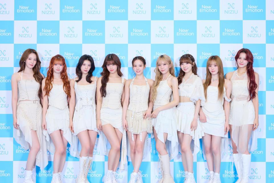 　撮影に応じるＮｉｚｉＵ、（左から）アヤカ、リク、マヤ、リマ、マコ、マユカ、ミイヒ、リオ、ニナ（撮影：田中聖太郎写真事務所）