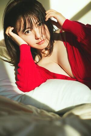 　デビュー25周年写真集アナザーバージョン「ａｆｔｅｒｇｌｏｗ」を発売した磯山さやか（©須藤敬一／講談社）