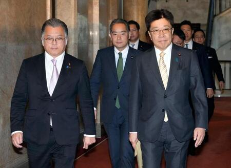 　衆院議員定数を削減するための法案を共同提出に向かう、自民党の加藤勝信政治制度改革本部長（右）と日本維新の会の浦野靖人選対委員長代行＝５日