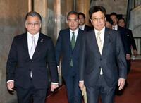 　衆院議員定数を削減するための法案を共同提出に向かう、自民党の加藤勝信政治制度改革本部長（右）と日本維新の会の浦野靖人選対委員長代行＝５日