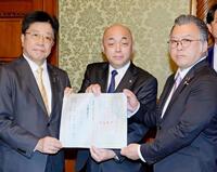 　衆院議員定数を削減するための法案を衆院の築山信彦事務総長（中央）に共同提出する自民党の加藤勝信政治制度改革本部長（左）と日本維新の会の浦野靖人選対委員長代行＝５日