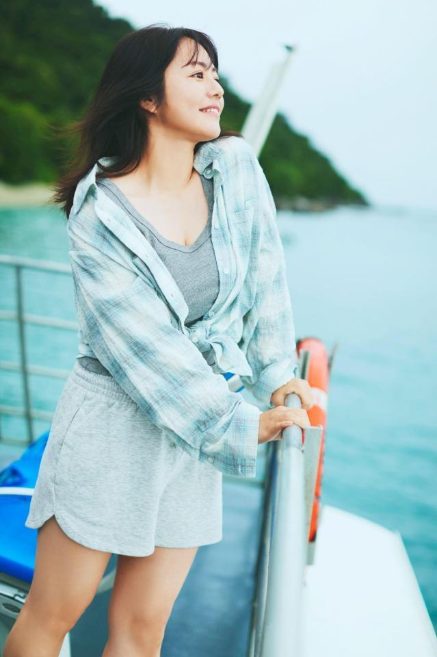 　デビュー25周年写真集アナザーバージョン「ａｆｔｅｒｇｌｏｗ」を発売した磯山さやか（©須藤敬一／講談社）