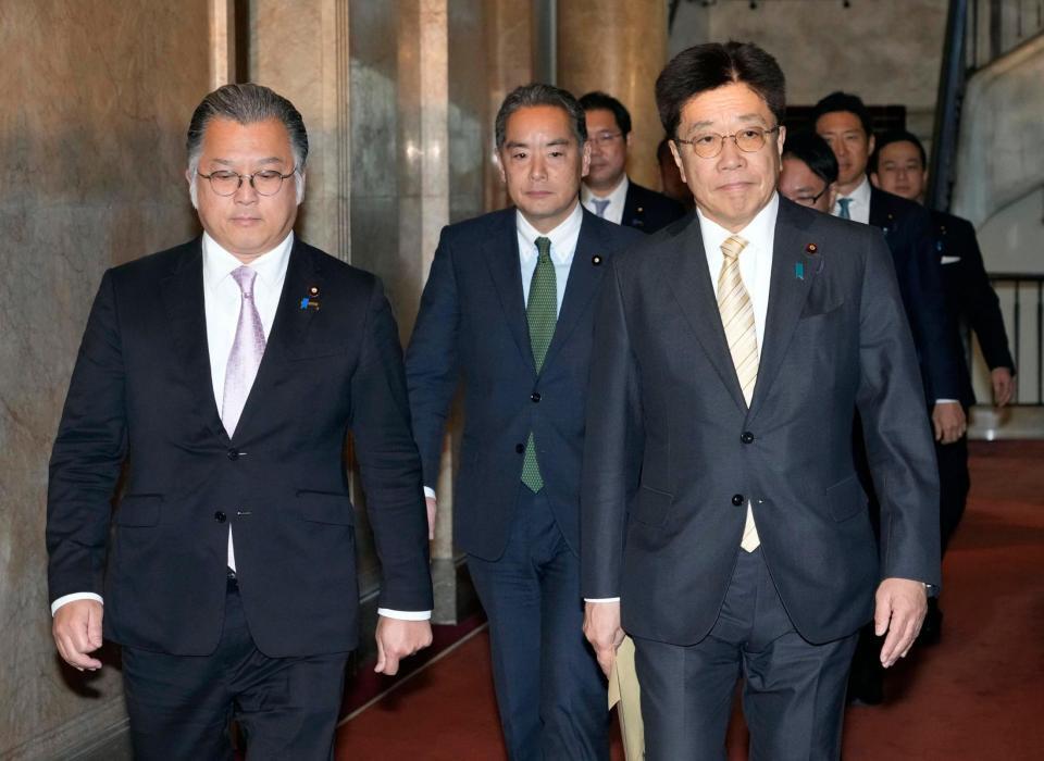 　衆院議員定数を削減するための法案を共同提出に向かう、自民党の加藤勝信政治制度改革本部長（右）と日本維新の会の浦野靖人選対委員長代行＝５日