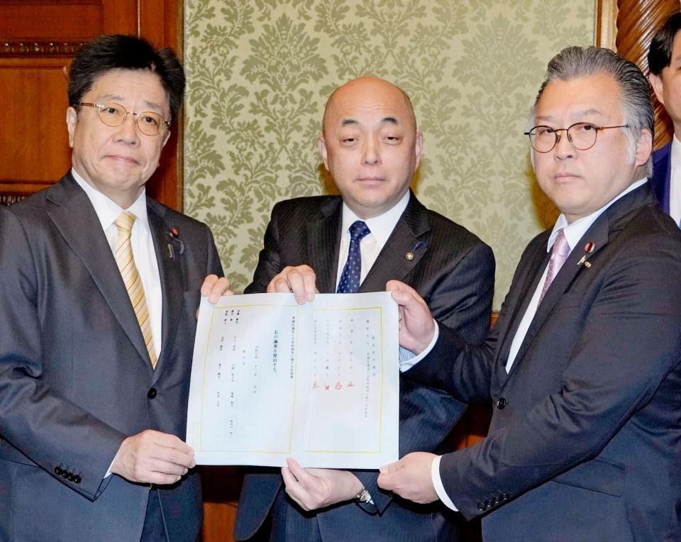 　衆院議員定数を削減するための法案を衆院の築山信彦事務総長（中央）に共同提出する自民党の加藤勝信政治制度改革本部長（左）と日本維新の会の浦野靖人選対委員長代行＝５日