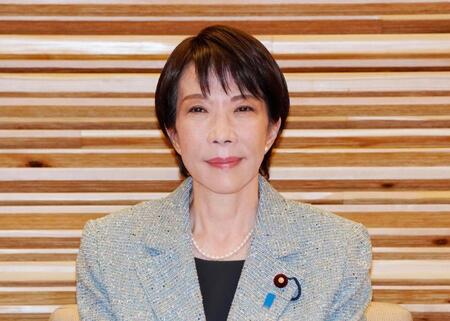 　臨時閣議に臨む高市首相