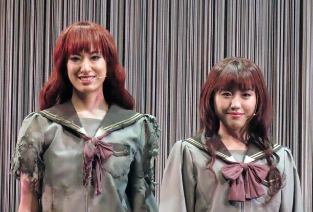 　取材会に出席した柚香光（左）と加藤梨里香