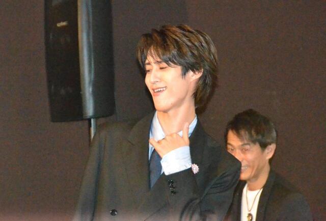 　「コスメティック・プレイラバー２」試写会イベントに「ビジュいいじゃん」ポーズで登場する曽野舜太