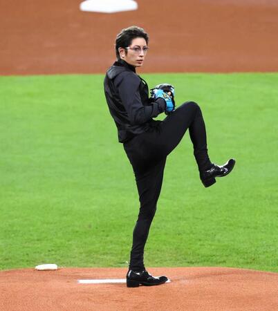 　２０２４年８月、ファーストピッチセレモニーで投球するＧＡＣＫＴ＝エスコンフィールド北海道（撮影・中島達哉）