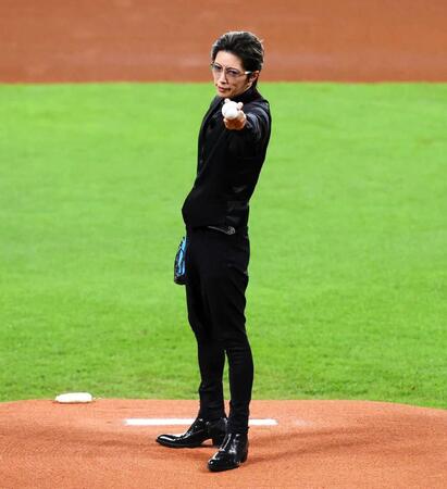 　２０２４年８月、ファーストピッチセレモニーで投球するＧＡＣＫＴ＝エスコンフィールド北海道（撮影・中島達哉）