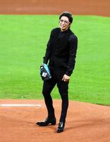 　２０２４年８月、ファーストピッチセレモニーで投球するＧＡＣＫＴ＝エスコンフィールド北海道（撮影・中島達哉）