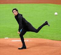 　２０２４年８月、ファーストピッチセレモニーで投球するＧＡＣＫＴ＝エスコンフィールド北海道（撮影・中島達哉）