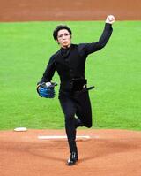 　２０２４年８月、ファーストピッチセレモニーで投球するＧＡＣＫＴ＝エスコンフィールド北海道（撮影・中島達哉）
