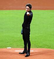 　２０２４年８月、ファーストピッチセレモニーで投球するＧＡＣＫＴ＝エスコンフィールド北海道（撮影・中島達哉）