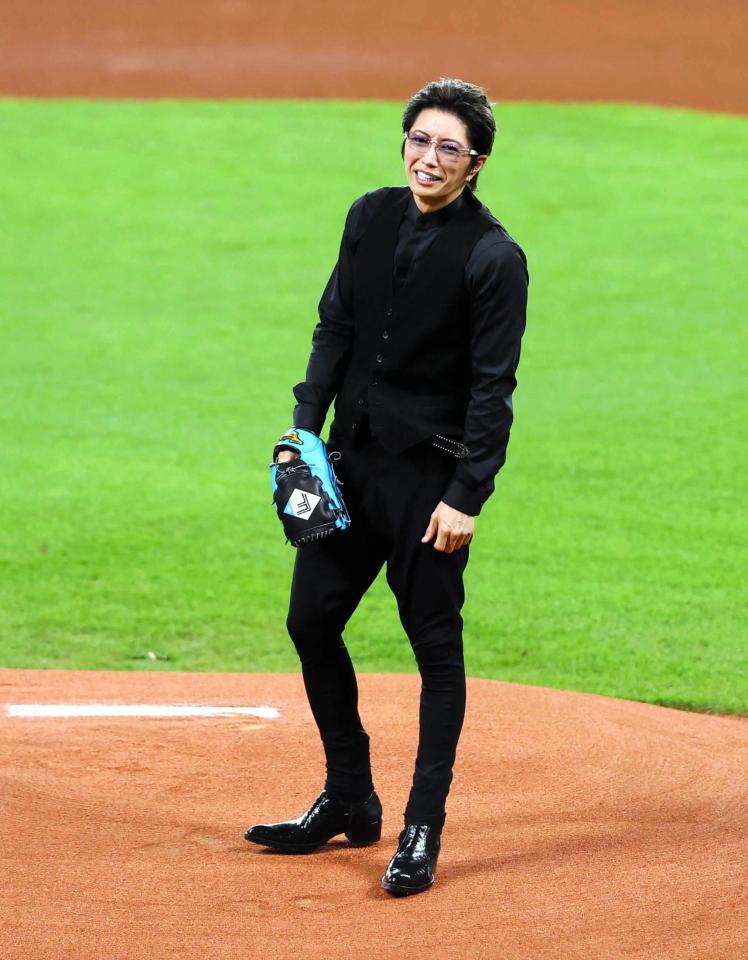 　２０２４年８月、ファーストピッチセレモニーで投球するＧＡＣＫＴ＝エスコンフィールド北海道（撮影・中島達哉）