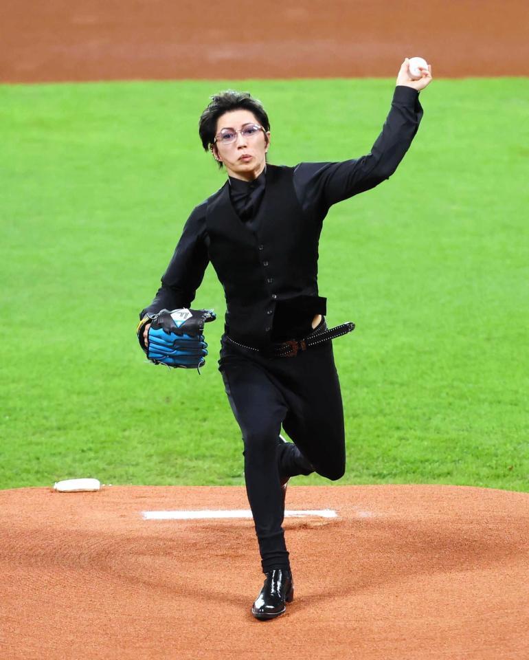 　２０２４年８月、ファーストピッチセレモニーで投球するＧＡＣＫＴ＝エスコンフィールド北海道（撮影・中島達哉）
