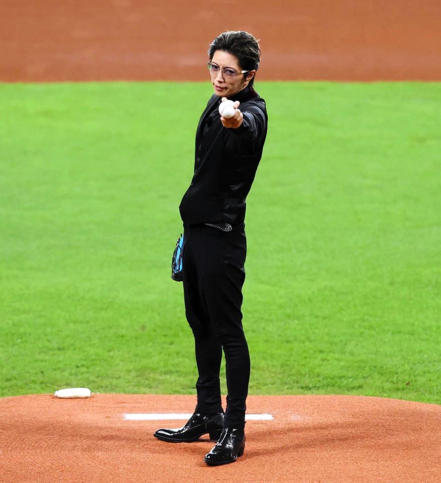 　２０２４年８月、ファーストピッチセレモニーで投球するＧＡＣＫＴ＝エスコンフィールド北海道（撮影・中島達哉）